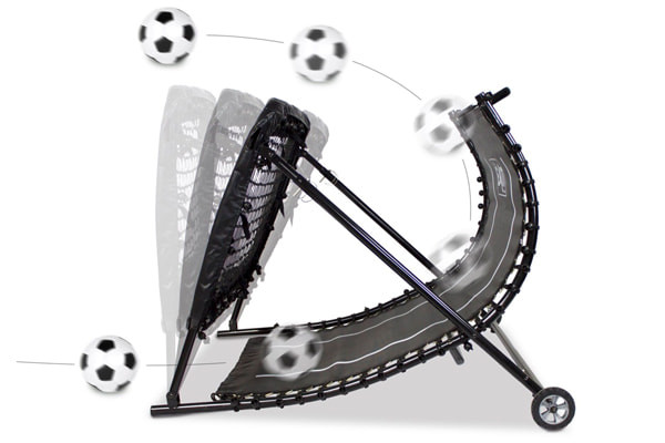 Of schiet de bal er achter langs