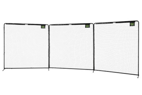 Drie schermen met een formaat van 3 meter x 3 meter per stuk.