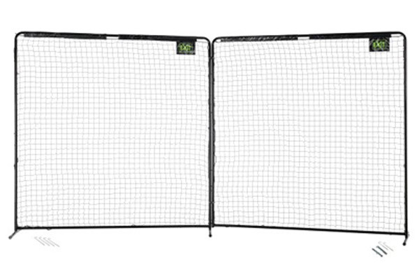 Twee schermen met een formaat van 3 meter x 3 meter per stuk.